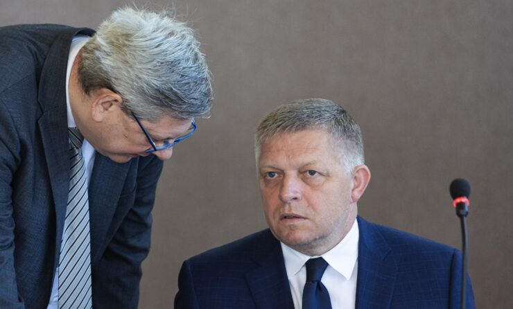 Na snímke zľava minister spravodlivosti SR Boris Susko (Smer-SD) a predseda vlády SR Robert Fico (Smer-SD) pred začiatkom výjazdového rokovania vlády SR v meste Púchov