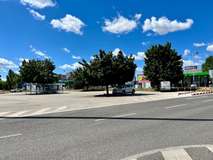 Parkovanie pred tescom využívali ľudia najmä v noci, foto redakcia eReport rnava