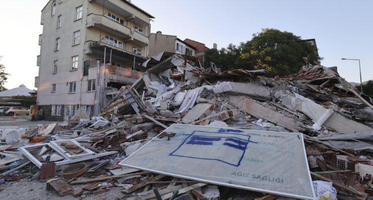 Pohľad na trosky zrútenej budovy po zemetrasení v meste Sindirgi, na severozápade Turecka 11. augusta 2025.