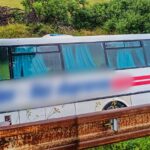 Na snímke autobus mimo vozovky po zrážke s osobným autom medzi obcami Spišský Hrušov a Spišské Vlachy