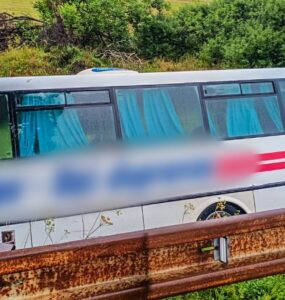 Na snímke autobus mimo vozovky po zrážke s osobným autom medzi obcami Spišský Hrušov a Spišské Vlachy