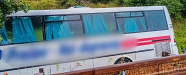 Na snímke autobus mimo vozovky po zrážke s osobným autom medzi obcami Spišský Hrušov a Spišské Vlachy