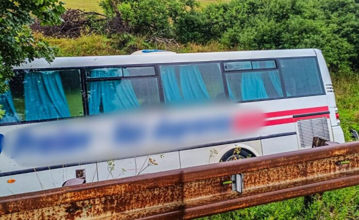 Na snímke autobus mimo vozovky po zrážke s osobným autom medzi obcami Spišský Hrušov a Spišské Vlachy
