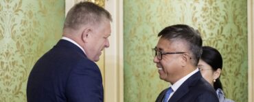 predseda vlády Robert Fico (vľavo) a predseda predstavenstva Gotion Hi-Tech Li Čen