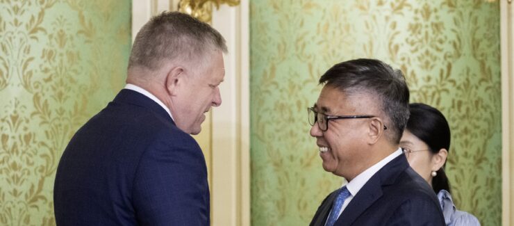 predseda vlády Robert Fico (vľavo) a predseda predstavenstva Gotion Hi-Tech Li Čen