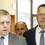 Na snímke predseda vlády SR Robert Fico (Smer-SD) a minister financií SR Ladislav Kamenický (Smer-SD)