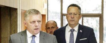 Na snímke predseda vlády SR Robert Fico (Smer-SD) a minister financií SR Ladislav Kamenický (Smer-SD)