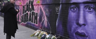 Pred stenou britskej heavy metalovej skupiny Black Sabbath s podobizňou jej zosnulého speváka Ozzyho Osbourna,