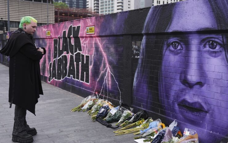 Pred stenou britskej heavy metalovej skupiny Black Sabbath s podobizňou jej zosnulého speváka Ozzyho Osbourna,