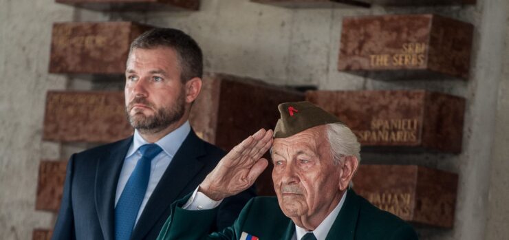 Na archívnej snímke veterán SNP Vladimír Strmeň a Prezident Slovenskej republiky Peter Pellegrini