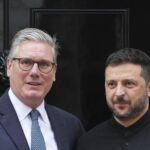 Ukrajinský prezident Volodymyr Zelenskyj (vpravo) a britský premiér Keir Starmer