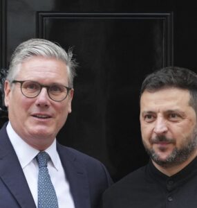 Ukrajinský prezident Volodymyr Zelenskyj (vpravo) a britský premiér Keir Starmer