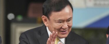 Na snímke bývalý thajský premiér Thaksin Šinavatra odchádza zo súdu v Bangkoku