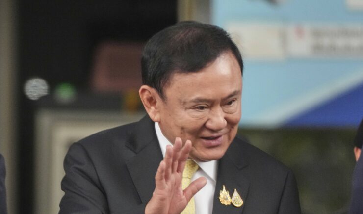 Na snímke bývalý thajský premiér Thaksin Šinavatra odchádza zo súdu v Bangkoku