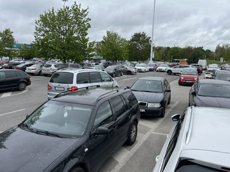 parkovisko pred hypermarketom, zdroj: redakcia eReport Trnava