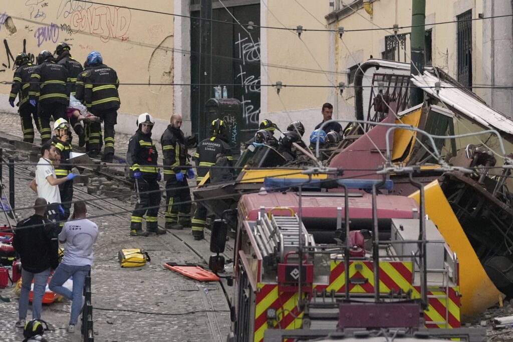 Záchranári zasahujú na mieste vykoľajenia