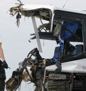 Snímka z dopravnej nehody po zrážke kamióna a autobusu pri obci Drienovec