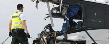 Snímka z dopravnej nehody po zrážke kamióna a autobusu pri obci Drienovec