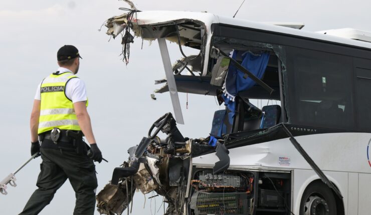 Snímka z dopravnej nehody po zrážke kamióna a autobusu pri obci Drienovec