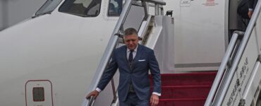 Slovenský premiér Robert Fico vystupuje z lietadla po prílete na medzinárodné letisko v Pekingu