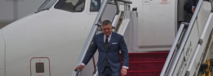 Slovenský premiér Robert Fico vystupuje z lietadla po prílete na medzinárodné letisko v Pekingu