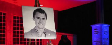 Na snímke fotografia zosnulého riaditeľa a spoluzakladateľa konzervatívnej mládežníckej organizácie s názvom Turning Point USA Charlieho Kirka