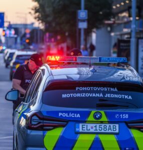 Na snímke polícia, ktorá zabezpečuje evakuáciu osôb