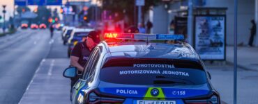 Na snímke polícia, ktorá zabezpečuje evakuáciu osôb