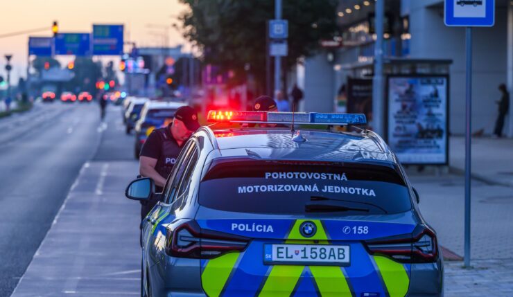Na snímke polícia, ktorá zabezpečuje evakuáciu osôb
