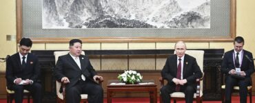 Ruský prezident Vladimir Putin (druhý vpravo) a severokórejský líder Kim Čong-un počas stretnutia v Pekingu
