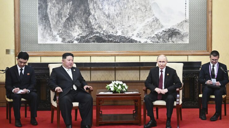 Ruský prezident Vladimir Putin (druhý vpravo) a severokórejský líder Kim Čong-un počas stretnutia v Pekingu