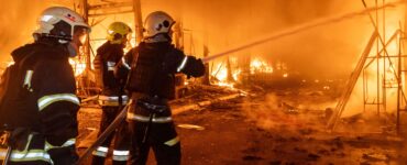 Charkov - Hasiči sa snažia uhasiť požiar po ruskom leteckom útoku