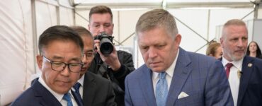 Predseda predstavenstva Gotion Hi-Tech Li Čen a druhý sprava predseda vlády SR Robert Fico (Smer-SD).