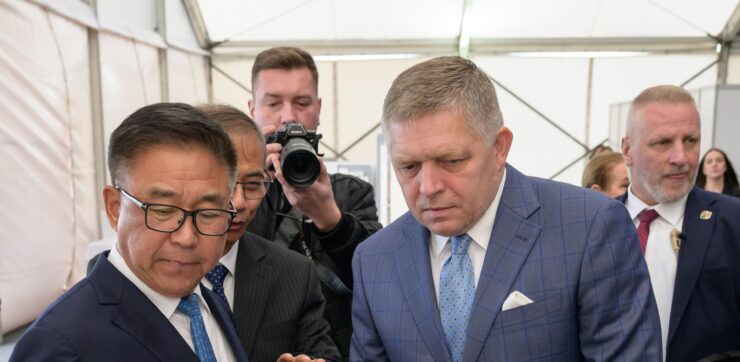 Predseda predstavenstva Gotion Hi-Tech Li Čen a druhý sprava predseda vlády SR Robert Fico (Smer-SD).