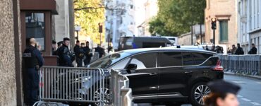 Policajné auto vezúce bývalého francúzskeho prezidenta Nicolasa Sarkozyho prichádza do väznice La Santé v Paríži