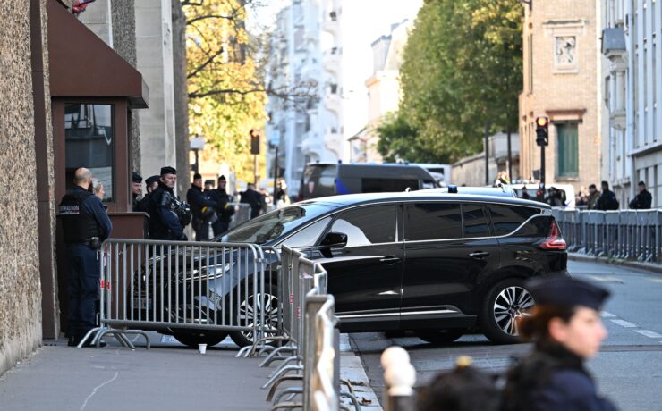 Policajné auto vezúce bývalého francúzskeho prezidenta Nicolasa Sarkozyho prichádza do väznice La Santé v Paríži
