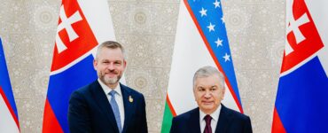 Na snímke slovenský prezident Peter Pellegrini (vľavo) a uzbecký prezident Šavkat Mirzijojev počas stretnutia v uzbeckom Samarkande