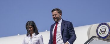 Americký viceprezident J.D. Vance (vpravo) vystupuje z lietadla so svojou manželkou Ushou Vanceovou