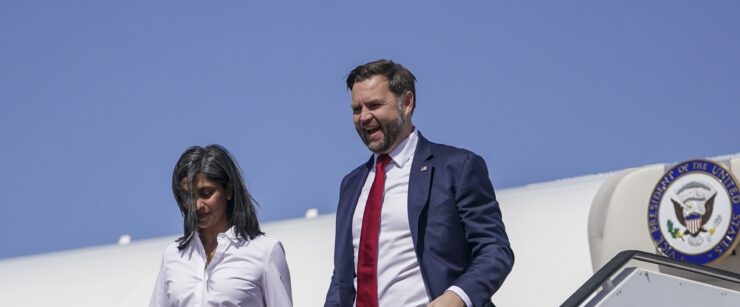 Americký viceprezident J.D. Vance (vpravo) vystupuje z lietadla so svojou manželkou Ushou Vanceovou