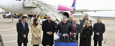 Na snímke uprostred predseda vlády SR Robert Fico (Smer-SD) počas brífingu po prílete lietadla novej leteckej linky medzi Košicami a Bratislavou