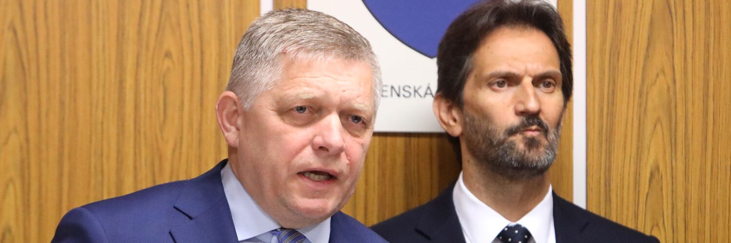 Na snímke zľava premiér Robert Fico (Smer-SD), podpredseda vlády SR a minister obrany SR Robert Kaliňák (SMER-SD)