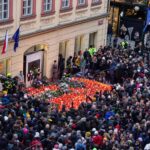 Na snímke ľudia zapaľujú sviečky pri pamätníku Nežnej revolúcie počas Dňa boja za slobodu a demokraciu na ulici Národní v Prahe