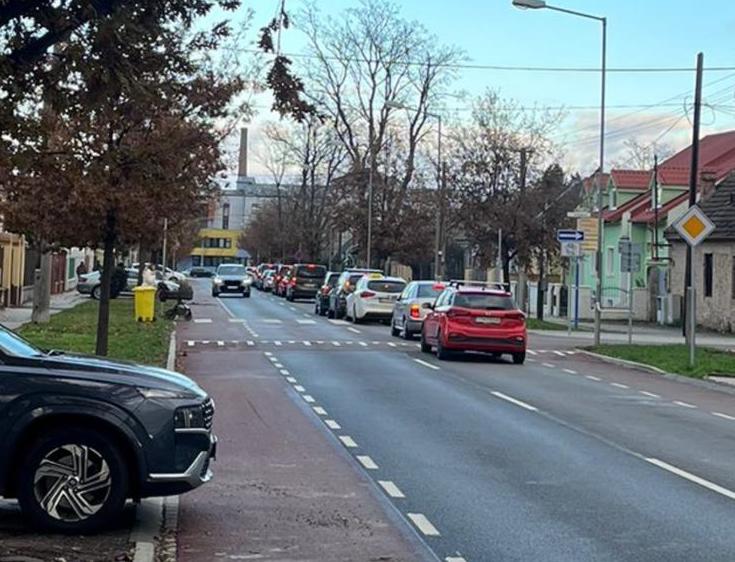 Stromová ulica (rovnobežná s 9. mája) v čase poludňajšej špičky, foto: poslanec M. Krištofík