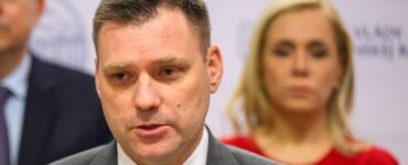 minister životného prostredia SR Tomáš Taraba (nominant SNS) a podpredsedníčka vlády a ministerka hospodárstva SR Denisa Saková (Hlas-SD)