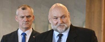 nezávislí poslanci Roman Malatinec (vľavo) a Ivan Ševčík (druhý zľava)