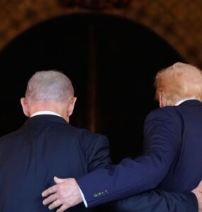 americký prezident Donald Trump (vľavo) a izraelský premiér Benjamin Netanjahu
