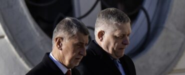 Slovenský premiér Robert Fico (vpravo) a český premiér Andrej Babiš (vľavo)