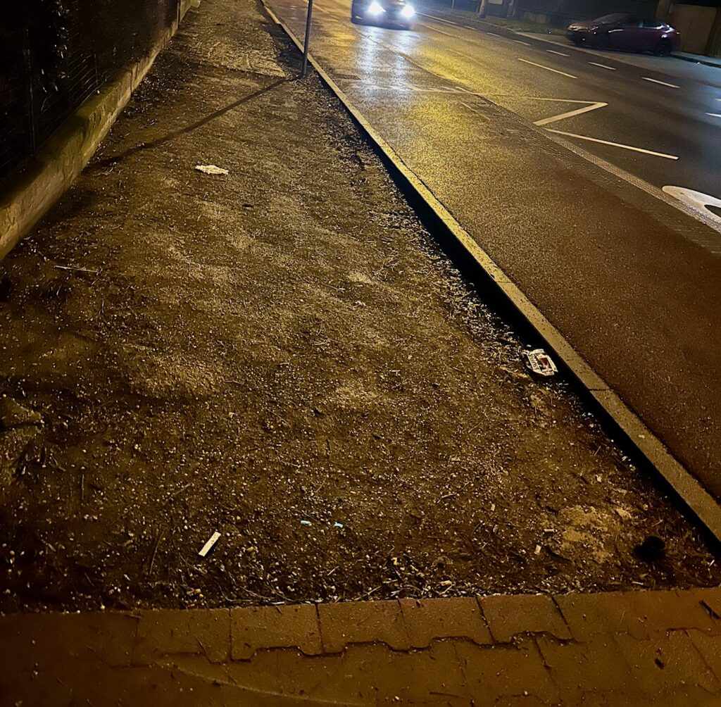 niekoľko mesiacov nedokončený chodník na Bratislavskej ulici, foto redakcia Trnava Report