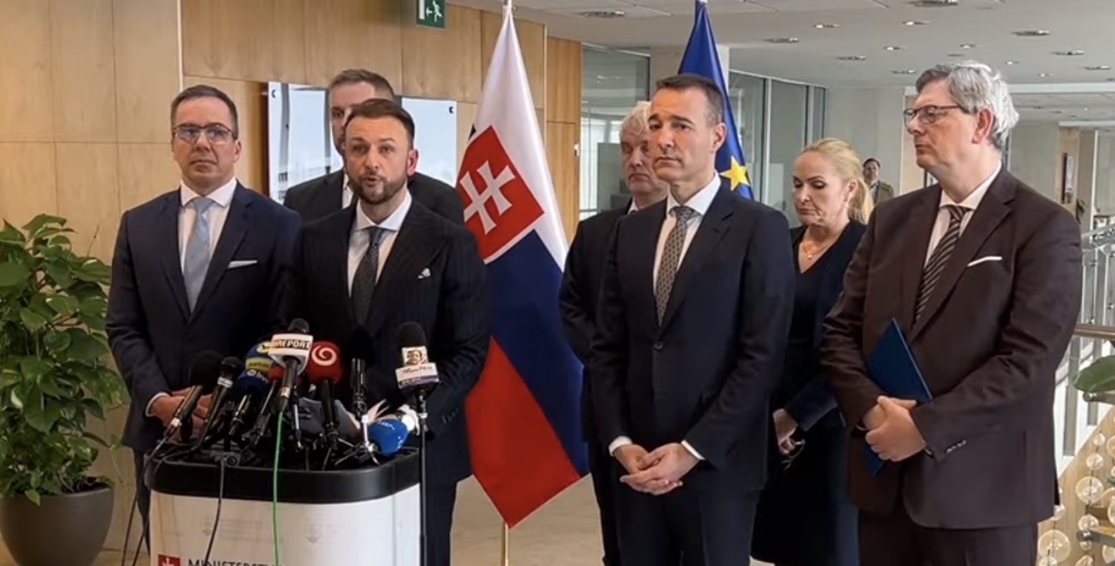 Okr&uacute;hly st&ocirc;l piatich ministrov a komis&aacute;ra pre deti k radikaliz&aacute;cii mlad&yacute;ch | Spr&aacute;vy z domova