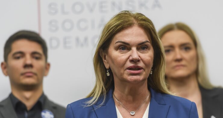 Na snímke europoslanci, zľava Erik Kaliňák, Monika Beňová a Judita Laššáková